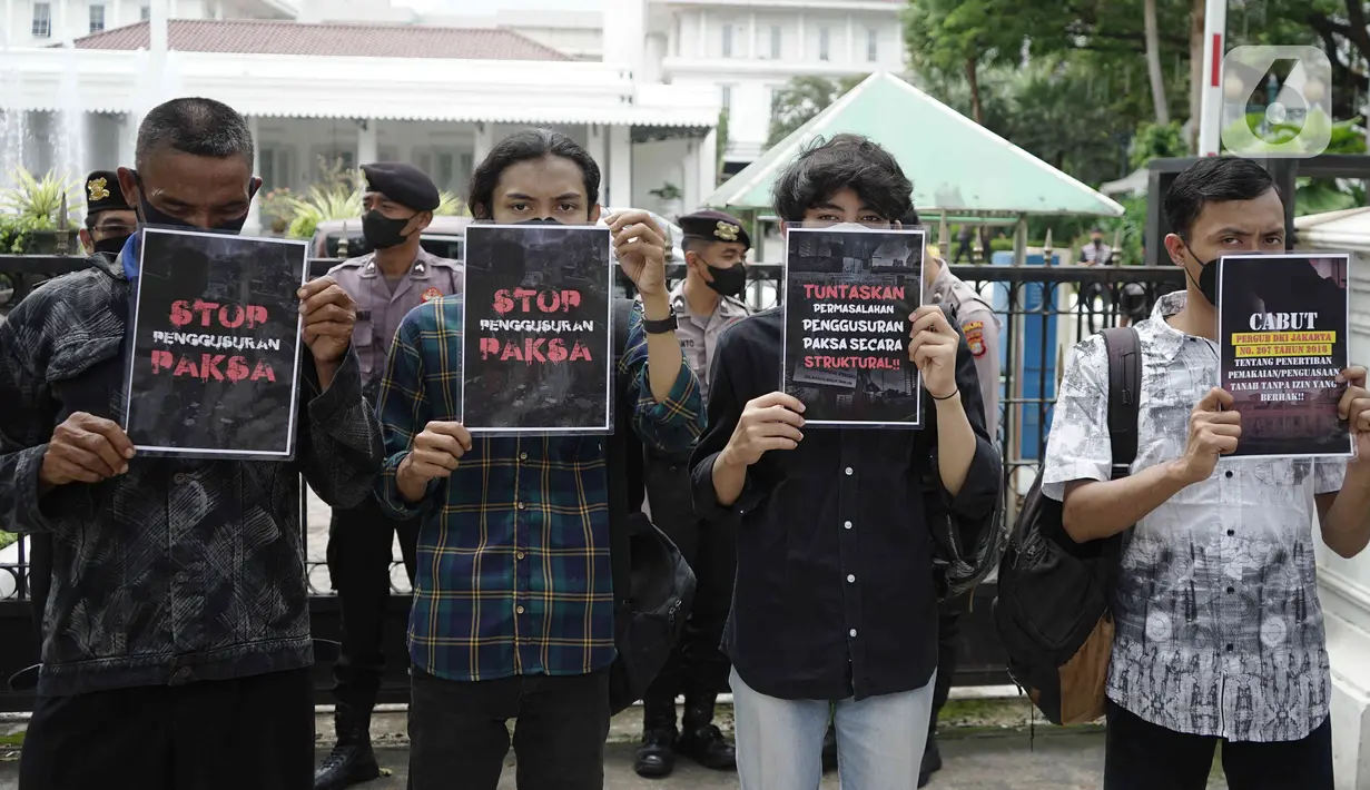 Massa dari Koalisi Rakyat Menolak Penggusuran (KRMP) berunjuk rasa di depan Balai Kota DKI Jakarta, Kamis (10/2/2022). Selain berunjuk rasa, mereka juga akan menyerahkan surat tuntutan untuk mencabut Pergub DKI Jakarta 207 tahun 2016 yang meligitimasi penggusuran paksa (Liputan6.com/Herman Zakharia