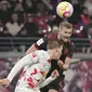 Bek Bayern Munchen Matthijs de Ligt melakukan sundulan dengan bek RB Leipzig Marcel Halstenberg pada laga pekan ke-16 Bundesliga Jerman 2022-2023 di Red Bull Arena, Sabtu (21/1/2023) dini hari WIB. Die Roten mencetak gol lebih dulu melalui Eric Maxim Choupo-Moting di babak pertama, sebelum tuan rumah menyamakan kedudukan lewat Marcel Halstenberg. (AP Photo/Matthias Schrader)