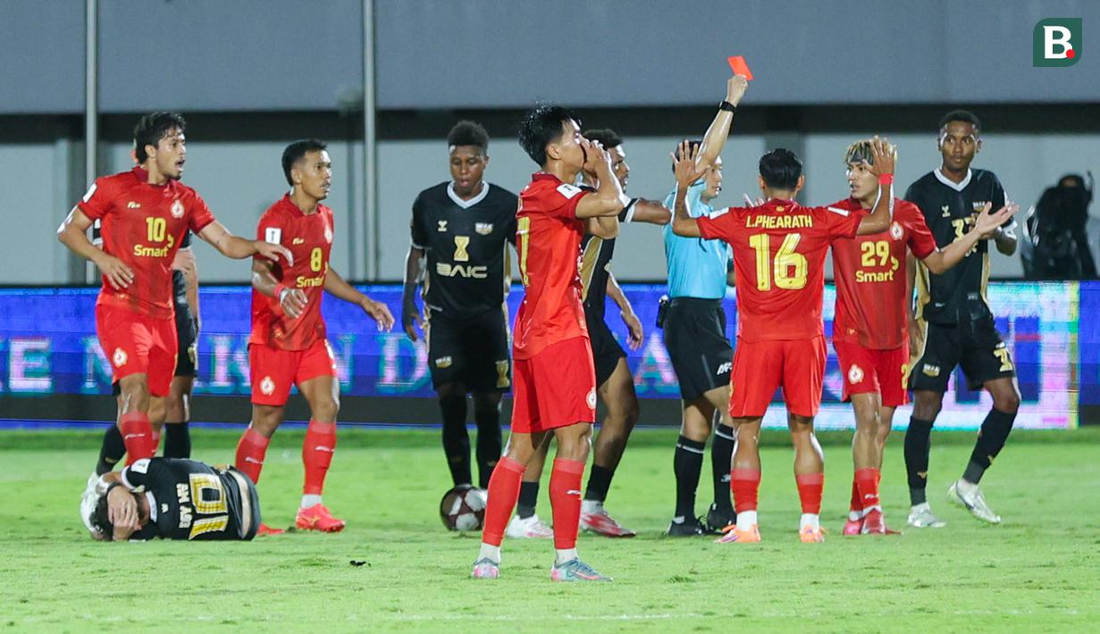Pada menit ke-66, Phnom Penh Crown harus bermain dengan sepuluh pemain setelah Devit Yem mendaptkan kartu merah dari wasit Leow Hong Wei Clarence akibat melanggar Egy Maulana Vikri. (Bola.com/M Iqbal Ichsan)