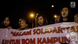 assa dari Solidaritas Merah Putih menggelar aksi lilin dan tabur bunga di lokasi bom Terminal Kampung Melayu, Jakarta, Kamis (25/5). Aksi tersebut sebagai bentuk malam solidaritas duka untuk bom Kampung Melayu.(Liputan6.com/Faizal Fanani)