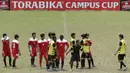 Pemain STIMED Nusa Palapa saling bersalaman dengan pemain STIEM Bungayya pada laga Torabika Campus Cup 2017 di Stadion UNM, Makassar, Kamis, (19/10/2017). STIMED Nusa Palapa menang adu penalti atas STIEM Bungayya. (Bola.com/M Iqbal Ichsan)