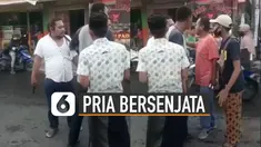 Beredar video pria bersenjata api adu mulut dengan tukang parkir. Menurut kabar kejadian ini terjadi karena ada salah paham antar kedua belah pihak.