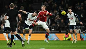 Bek Tottenham Hotspur asal Rumania #06 Radu Dragusin (C) berebut bola dengan penyerang Manchester United asal Denmark #09 Rasmus Hojlund selama pertandingan perempat final Piala Liga Inggris antara Tottenham Hotspur dan Manchester United di Stadion Tottenham Hotspur di London, pada 19 Desember 2024.Ben STANSALL / AFP