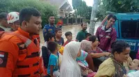 Evakuasi warga yang terjebak banjir Karawang. (Foto: Liputan6.com/Jay Abramena)