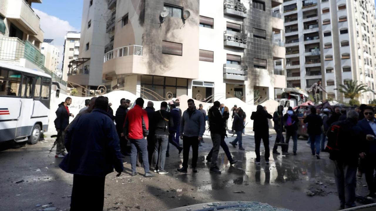 Kerusakan akibat serangan Israel ke Suriah. (AP/Omar Sanadiki)