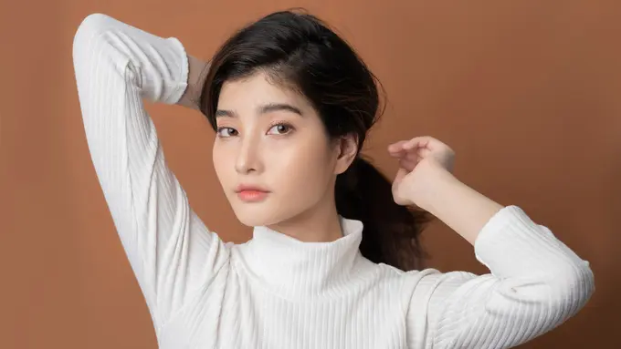 seksi tidak tersenyum mengikat rambut