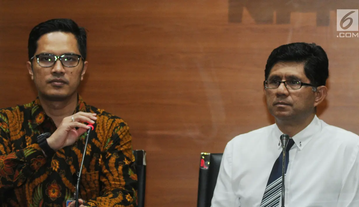 Wakil Ketua KPK Laode Muhammad Syarif (kanan) didampingi Jubir KPK Febri Diansyah memberi keterangan kasus pembangunan Pelabuhan Bebas Sabang 2006-2011, Jakarta, Jumat (13/4). KPK menetapkan dua tersangka korporasi di kasus ini. (Merdeka.com/Dwi Narwoko)