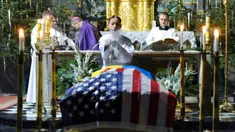 Para pendeta Katolik memimpin upacara perpisahan untuk warga negara Amerika Serikat (AS) Daniel W. Swift di Lviv, Ukraina, 31 Januari 2023. Seorang mantan Navy SEAL AS yang disersi pada 2019 tewas pekan lalu di Ukraina dalam pertempuran dengan tentara Rusia. (AP Photo/Mateusz Nowak)