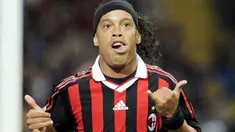 Selebrasi gol khas striker AC Milan asal Brasil Ronaldinho ke gawang Juventus dalam lanjutan Serie A Italia yang digelar di San Siro Stadium, Milan, 15 Mei 2010. AFP PHOTO / GIUSEPPE CACACE 