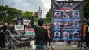 Para aktivis menggelar unjuk rasa menentang pencegatan kapal-kapal yang berpartisipasi dalam armada Global Sumud Flotilla (GSF), sebuah misi bantuan kemanusiaan ke Gaza melalui jalur laut, di Surabaya, Jawa Timur pada Kamis 21 Mei 2026. (JUNI KRISWANTO/AFP)