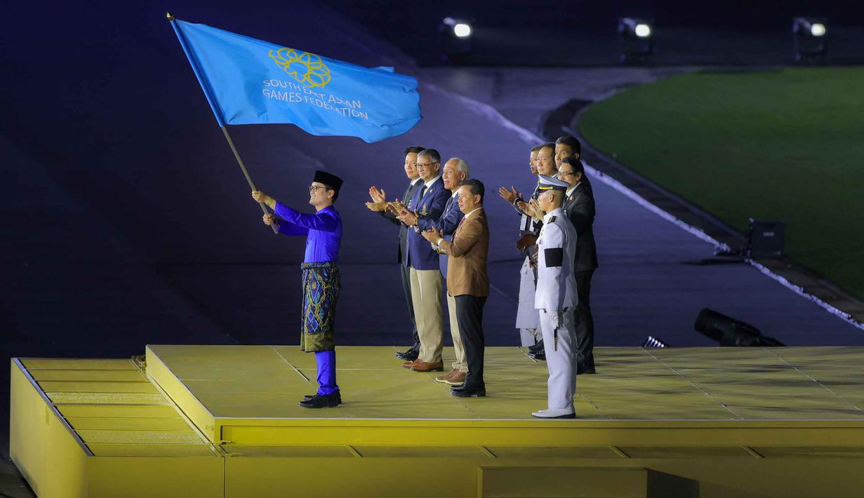 Selanjutnya, SEA Games 2027 akan berlangsung di Malaysia. Tampak dalam foto, perwakilan dari Malaysia mengibarkan bendera saat upacara penutupan SEA Games 2025 di Rajamangala Stadium, Bangkok, Thailand, Sabtu (20/12/2025). (Bola.com/Bagaskara Lazuardi)