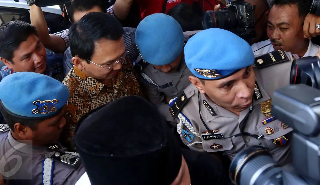 Gubernur nonaktif DKI Jakarta Basuki Tjahaja Purnama (Ahok) memenuhi panggilan penyidik Bareskrim Mabes Polri, Jakarta, Selasa (22/11). Ahok yang diperiksa sebagai tersangka kasus dugaan penistaan agama ini enggan berkomentar. (Liputan6.com/Johan Tallo)
