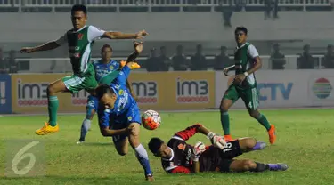 Pemain Persib Rahmat Hidayat (tengah) terjatuh menghindari terjangan kiper PS TNI saat laga Torabika Soccer Championship presented by IM3 Ooredoo di Stadion Pakansari, Kab Bogor, Minggu (21/8). Persib menang 3-0. (Liputan6.com/Helmi Fithriansyah)