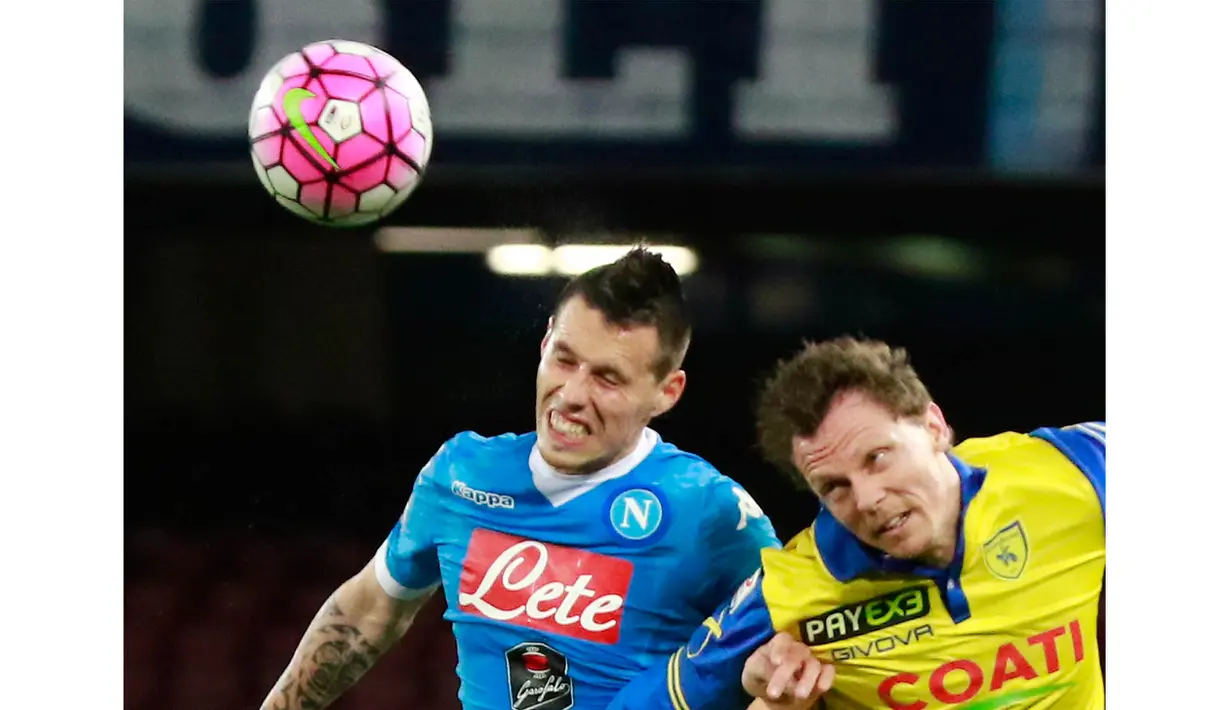 Pemain Napoli, Marek Hamsik (kiri) berduel diudaradengan pemain Chievo Verona, Nicolas Frey pada lanjutan Serie A 2015-2016 di Stadion San Paolo, Naples, Minggu (6/3/2016) dini hari WIB.  (AFP/Carlo Hermann)