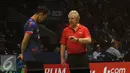 Petugas BWF berbicara dengan Jonatan Christie di penyisihan BCA Indonesia Open 2016, Istora Senayan Jakarta, Rabu (1/6/2016). Laga sempat dihentikan akibat atap Istora bocor. (Liputan6.com/Helmi Fithriansyah)