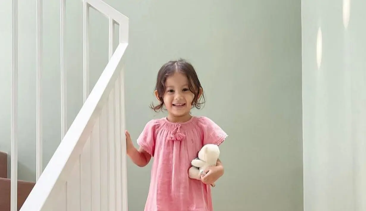 <p>Menjelang usia 3 tahun, Arabella terlihat semakin cantik dan mirip mamanya. (Instagram/aurakasih).</p>