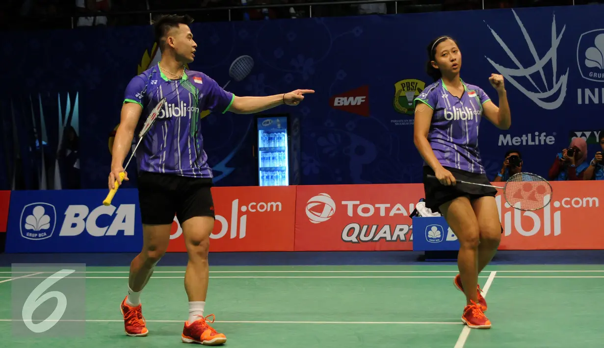 Ganda campuran Indonesia, Riky Widianto dan Richi Puspita Dili melakukan selebrasi saat laga melawan Lee Chun Hei/Chau Hoi Wah (Hongkong) di BCA Indonesia Open, Jakarta, (31/5). Riky/Richi unggul 21-13, 14-21, 21-18. (Liputan6.com/Helmi Fithriansyah)