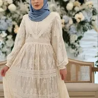 Ilustrasi Model Gamis Brokat Elegan (Sumber Gambar: Meta AI)