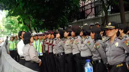 Sejumlah polwan dari Polda Metro Jaya tampak tengah mendengarkan instruksi komandan, Jakarta, Kamis (21/11/2014). (Liputan6.com/Johan Tallo)
