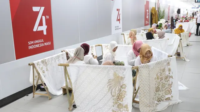Jelang Hari Kemerdekaan, Pengrajin Membatik di Kain Sepanjang 74 Meter