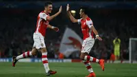 Mesut Ozil dan Alexis Sanchez (AFP/Adrian Dennis)