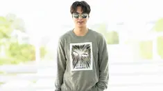 Penampilan Lee Min Ho saat akan melakukan perjalanan dari Seoul menuju Bali terlihat sederhana. Ia mengenakan sweater berwarna abu dengan celana dan sepatu hitam. Min Ho juga hanya menambahkan kacamata hitam sebagai aksesoris tambahan. (Liputan6.com/IG/@koreadispatch)