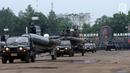 Defile kendaraan tempur Marinir saat upacara HUT Korps Marinir ke-72 di Kesatrian Marinir Hartono, Cilandak, Jakarta, Rabu (15/11). HUT Marinir ke-72 bertema Marinir Prajurit Pejuang dan Profesional. (Liputan6.com/Helmi Fithriansyah)