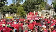 Ribuan kader PDI-Perjuangan (PDIP) Provinsi DKI Jakarta ikut  menyemarakkan peringatan puncak Bulan Bung Karno (BBK) 2023 di Stadion Utama Gelora Bung Karno (GBK),Jakarta, Sabtu (24/6/2023).