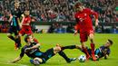 Penyerang Muenchen, Thomas Muller berusaha melewati dua pemain Arsenal pada lanjutan Grup F liga champions di stadion Allianz Arena, Munich, Jerman (4/11). Muenchen menang atas Arsenal dengan skor 5-1. (Reuters/John Sibley) 