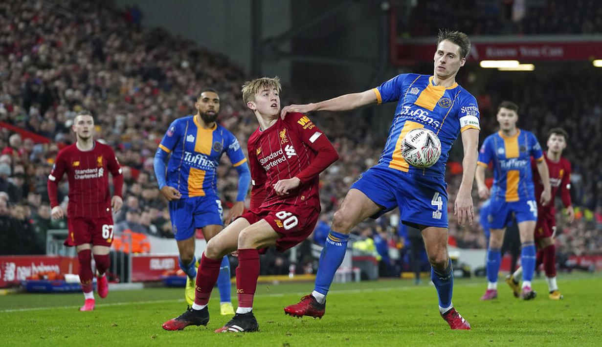 Pemain Liverpool, Jake Cain, berebut bola dengan pemain Shrewsbury Town, David Edwards, pada laga Piala FA di Stadion Anfield pada Rabu (5/2/2020). Pasukan muda Liverpool menang tipis 1-0 atas Shrewsbury Town. (AP/Jon Super)