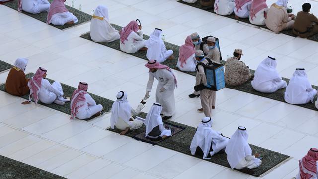 FOTO: Masjidil Haram Gelar Salat Id dengan Jemaah Terbatas