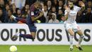 Pemain PSG, Kylian Mbappe (kiri) melompat saat diadang pemain Marseille, Adil Rami pada lanjutan Ligue 1 di  Velodrome Stadium, Marseille, (22/10/2017). PSG bermain imbang 2-2 melawan Marseille. (AP/Claude Paris)