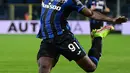 Pemain Atalanta Duvan Zapata bersiap untuk melakukan tendangan penalti ke gawang AC Milan pada pertandingan Liga Italia Serie A di Stadion Gewiss, Bergamo, Italia, 3 Oktober 2021. AC Milan menang 3-2 atas Atalanta. (MIGUEL MEDINA/AFP)