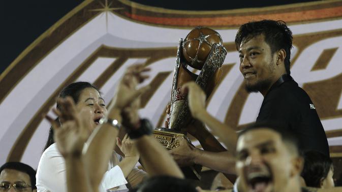 Kapten Arema FC, Hamkah Hamzah, merayakan gelar juara Piala Presiden 2019 usai menaklukkan Persebaya Surabaya di Stadion Kanjuruhan, Jumat (13/4). Arema FC menang 2-0 atas Persebaya. (Bola.com/Yoppy Renato)