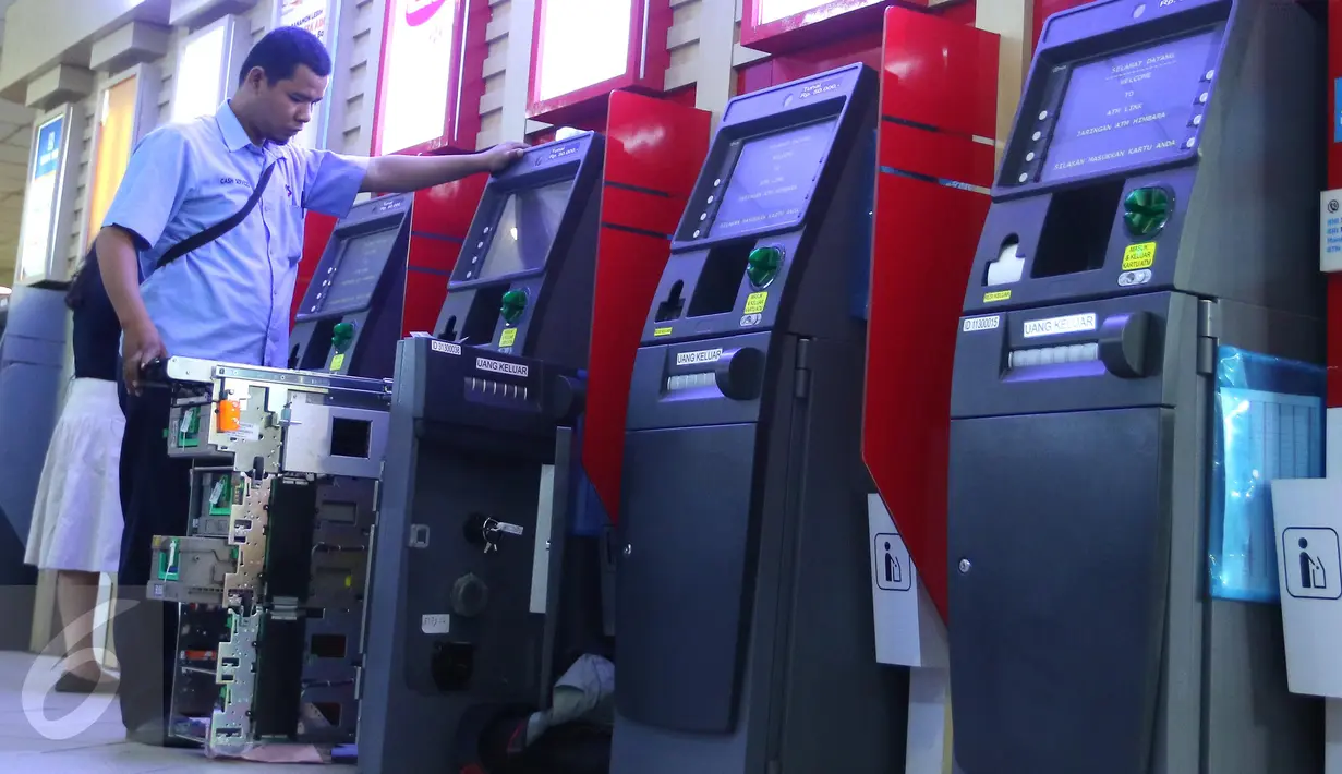 Petugas mengecek mesin Anjungan Tunai Mandiri (ATM) di Jakarta, (17/5). Penambahan ATM tersebut bahkan tidak mencapai 1%, atau tepatnya hanya 0,87% dari total mesin yang ada pada akhir tahun 2015 lalu sebanyak 97.845 unit. (Liputan6.com/Angga Yuniar)