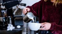Ilustrasi Minum Susu Credit: pexels.com/Hamza