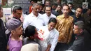 Menteri BUMN Rini Soemarno disaksikan Presiden Jokowi membagikan paket Ramadan berupa sembako kepada warga di wilayah Penjaringan, Jakarta, Selasa (13/6). Sebanyak 14 perusahaan BUMN turut serta dalam pembagian sembako ini. (Liputan6.com/Angga Yuniar)
