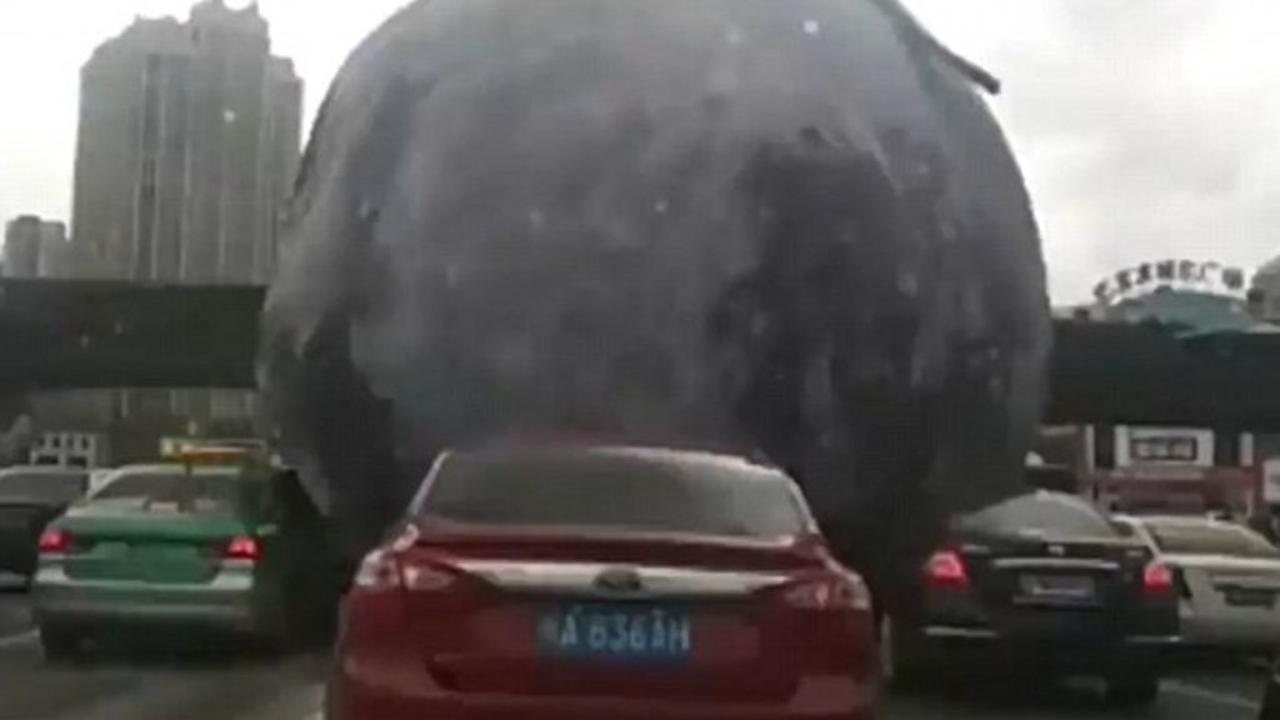 Detik-detik 'Bulan' Terbang dan Menggelinding di Jalan Raya