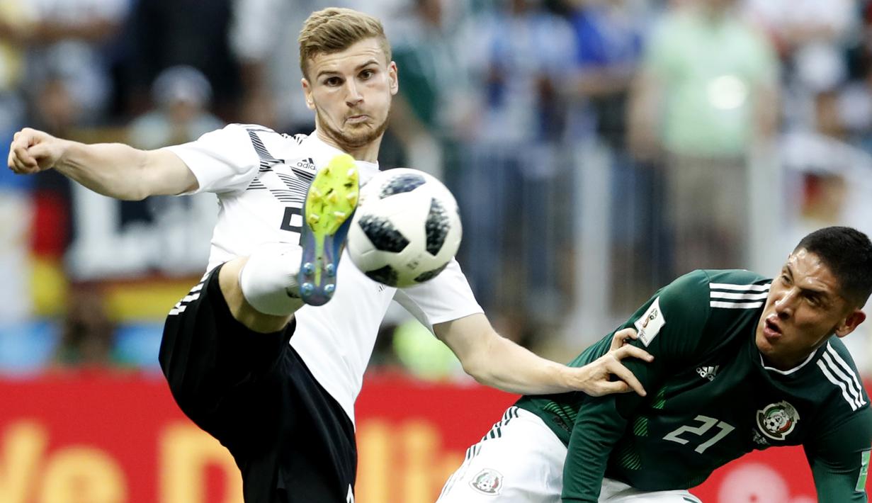 Striker Jerman, Timo Werner, berusaha melewati gelandang Meksiko, Edson Alvarez, pada laga Grup F Piala Dunia di Stadion Luzhniki, Moskow, Minggu (17/6/2018). Meksiko menang 1-0 atas Jerman. (AP/Antonio Calanni)