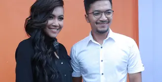 Setelah resmi menjadi janda, Denada dikabarkan dekat dengan beberapa laki-laki. Kali ini, tengah dikabarkan dekat dengan Ihsan Tarore penyanyi yang kini lebih banyak berakting. (Galih W. Satria/Bintang.com)