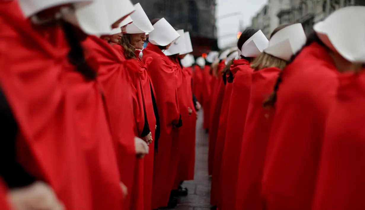 Aktivis yang mendukung dekriminalisasi aborsi berdiri di luar Kongres, Buenos Aires, Argentina, Rabu (25/7). Sebelumnya, anggota parlemen telah menyetujui RUU legalisasi aborsi elektif dalam 14 minggu pertama kehamilan. (AP Photo/Natacha Pisarenko)