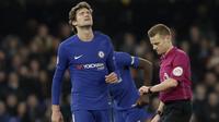 Gelandang Chelsea, Marcos Alonso, tampak kecewa usai ditahan imbang Leicester City pada laga Premier League di Stadion  Stamford Bridge Sabtu (13/1/2018). Kedua tim bermain imbang 0-0. (AP/Matt Dunham)