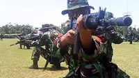 Personel TNI Yonif 527 memperagakan siaga saat persiapan tugas menjaga wilayah perbatasan di Provinsi Papua.(Antara)