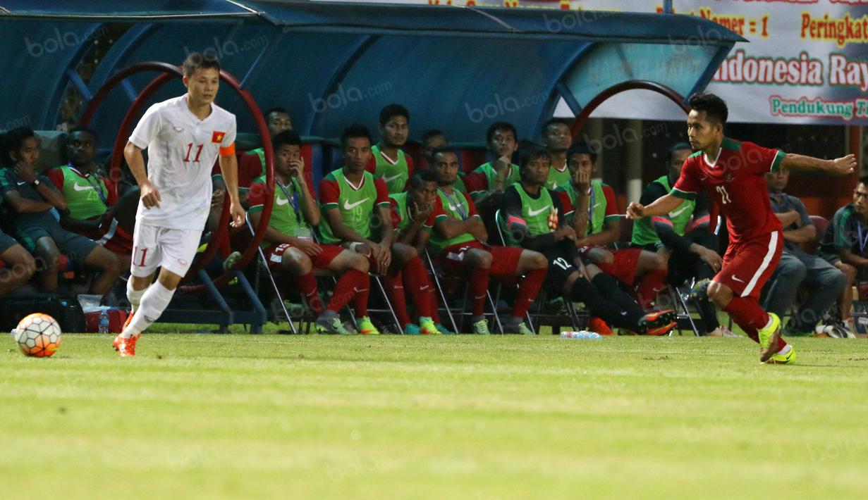 Para pemain cadangan Timnas Indonesia serius menyaksikan laga  melawan Vietnam pada di Stadion Maguwoharjo, Minggu (09/10/2016). (Bola.com/Nicklas Hanoatubun)