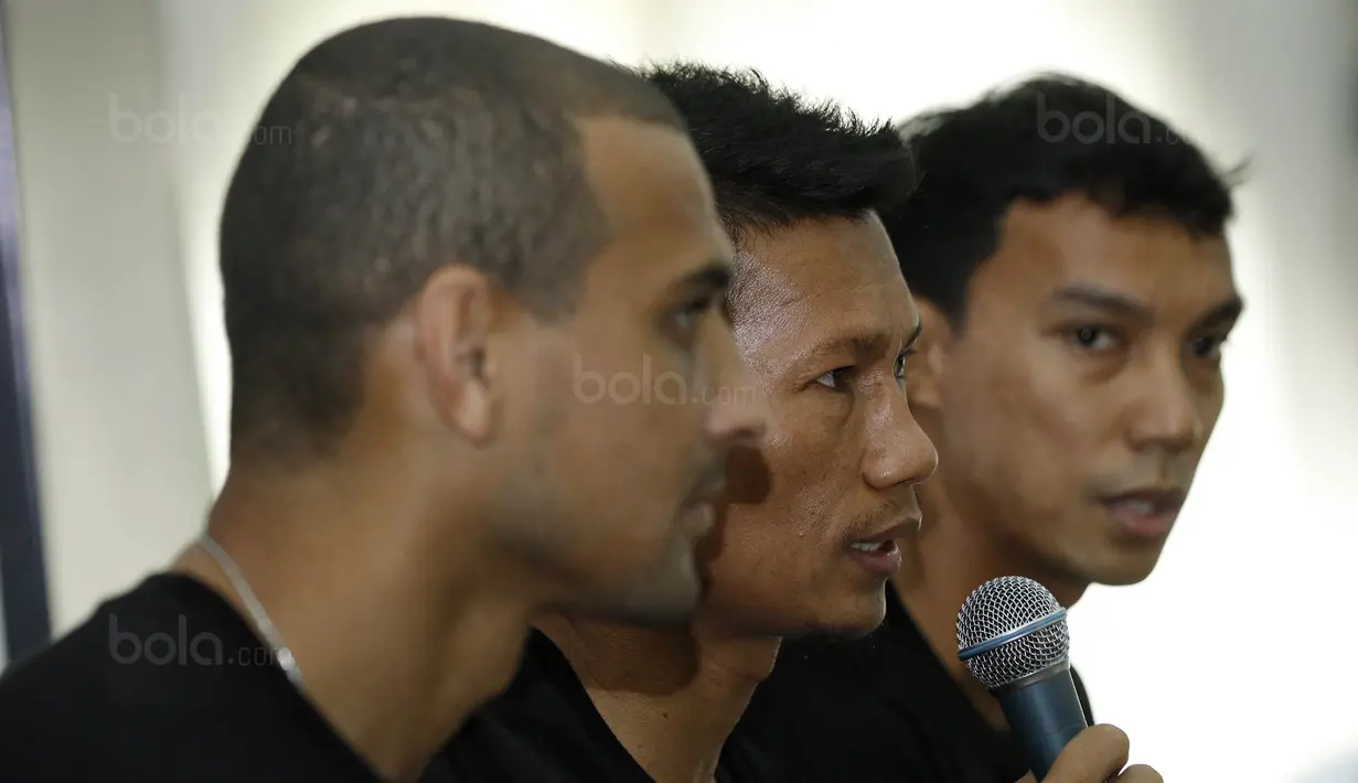 Pemain Persija, Ismed Sofyan, menjawab pertanyaan saat jumpa fans di Kawasan Halim, Jakarta, Senin (2/10/2017). Acara yang diselenggarakan oleh Gojek tersebut menjadi ajang bertemunya The Jakmania dengan pemain idolanya. (Bola.com/M Iqbal Ichsan)