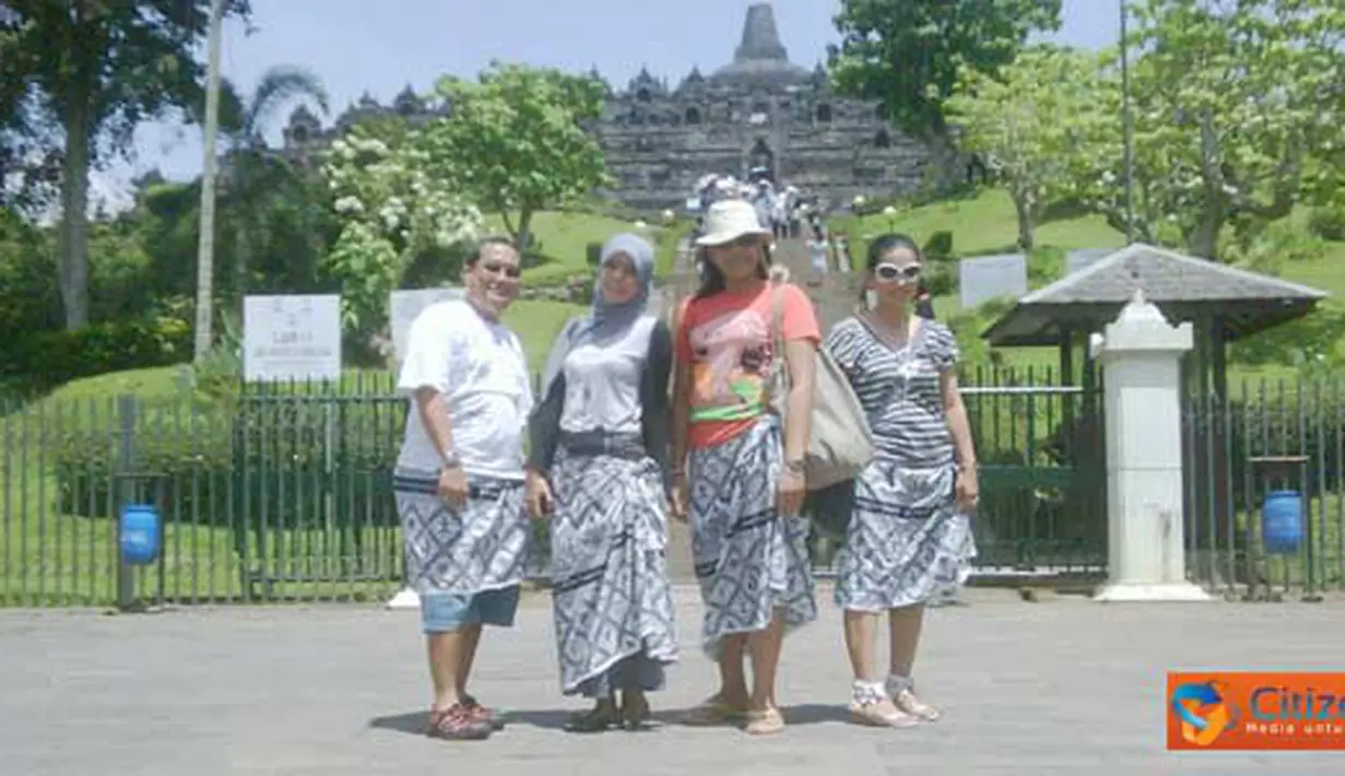 Citizen6, Magelang: Pengunjung Candi Borobudur diwajibkan memakai Batik, untuk membatasi gerak para pengunjung agar tidak memanjat di area candi yang sedang dalam proses renovasi. (Pengirim: Widya Asrul)
