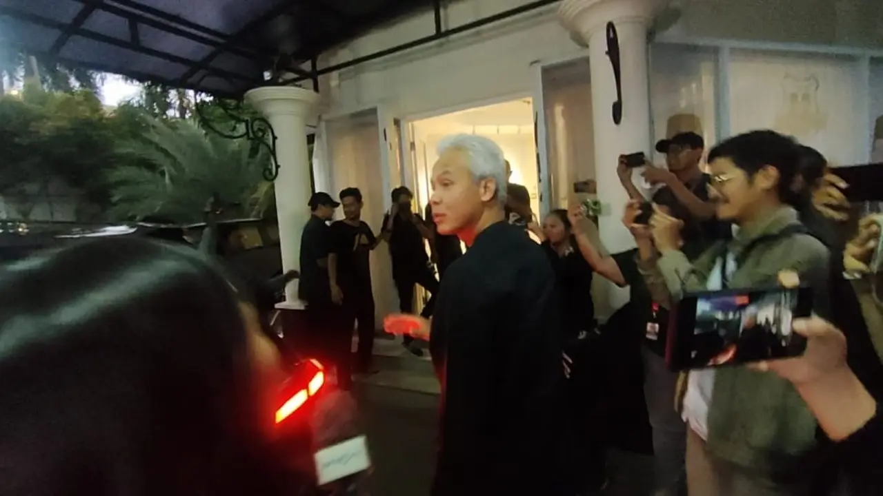 Capres Ganjar Pranowo-Mahfud Md berbuka puasa bersama para relawan di Posko Pemenangan Ganjar-Mahfud, Menteng, Jakarta Pusat (20/2/2024). (Liputan6.com/Delvira Hutabarat)