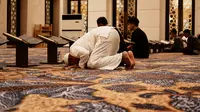 Ilustrasi muslim, salat duha di masjid. (Photo by Aldin Nasrun on Unsplash)