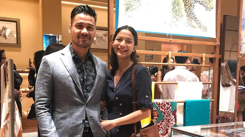 [Bintang] Chicco Jerikho dan Putri Marino