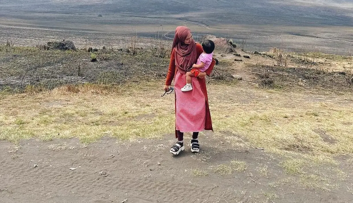 Ria Ricis memadukannya dengan kerudung panjang dan legging warna maroonnya.  [@riaricis1795]